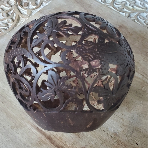 Handcarved coconut from Thailand with lizard designs - Picture 5 of 6